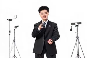 《回声档案》双线叙事分屏示意