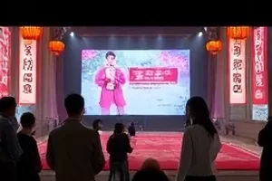 《长夜有灯》夜间街道追光画面